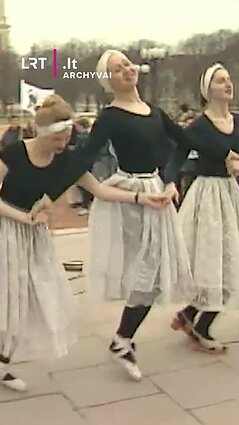 Pavasarį švenčiamos ir fizikų dienos (FIDI). 1999 m. simbolis Dinas Zauras užsiliepsnojo