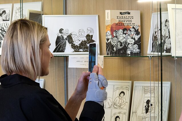 Akimirka iš Komiksų skaitykloje vykusio Gerdos Jord komikso „Karalius nakvos Merkinėje“ iliustracijų parodos pristatymo