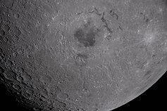 Rytų jūra - beveik 1000 km skersmens krateris tarp matomosios ir nematomosios Mėnulio pusių
