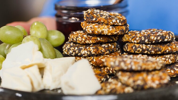 Kam pirkti, jei galima pasigaminti dar gardesnius: traškūs naminiai sūrio sausainiai