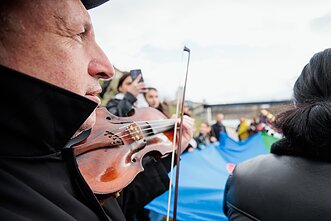 Minint Tarptautinę romų dieną, Vilniaus televizijos bokšte suplevėsavo romų vėliava Minint Tarptautinę romų dieną, Vilniaus televizijos bokšte suplevėsavo romų vėliava