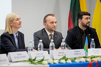 Minint Tarptautinę romų dieną, Vilniaus televizijos bokšte suplevėsavo romų vėliava Minint Tarptautinę romų dieną, Vilniaus televizijos bokšte suplevėsavo romų vėliava