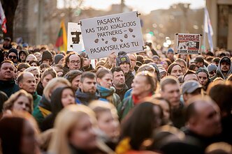 Over 10,000 people protest in Vilnius against politicisation of LRT