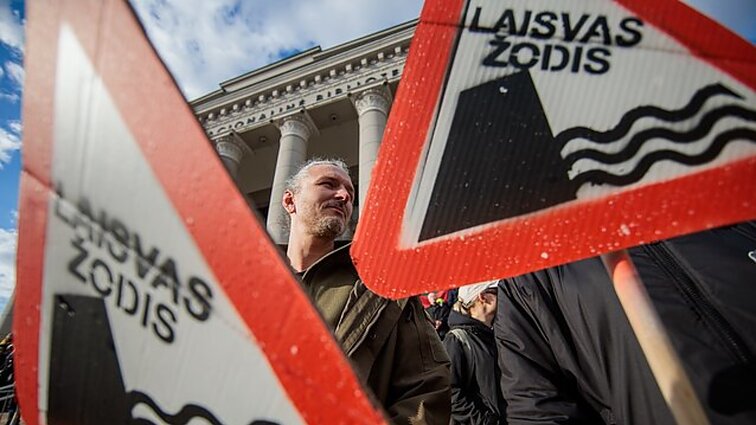 Dienos tema (su vertimu į gestų k.)