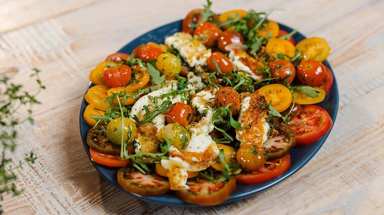 Tikrai nenusileidžia mocarelai: siūlo pomidorus dažniau poruoti su varškės sūriais