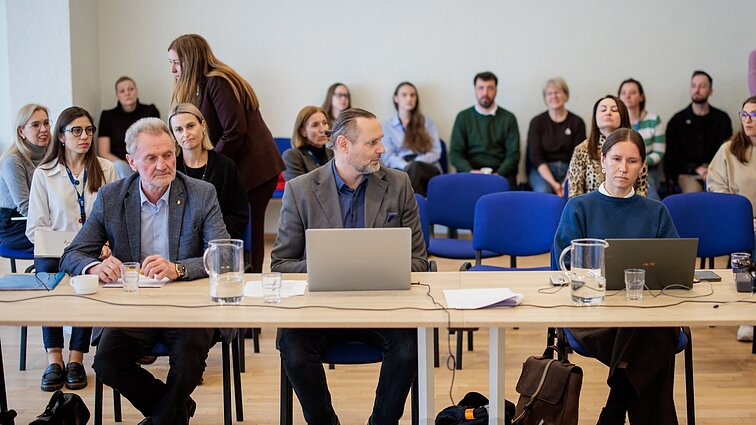 „Nesitikėkite, kad jums atsakinės“: LRT žurnalistai buvo išprašyti iš tarybos posėdžio