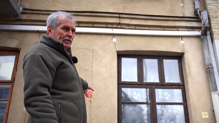 Gyventojai tapo naujų statybų įkaitais: sienos griūva, kaminų dūmai rūksta atgal į namus