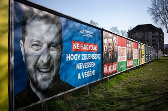 Rinkimų plakatas Budapešte su užrašu „Neleisime, kad Zelenskis juoktųsi paskutinis!“ Rinkimų plakatas Budapešte su užrašu „Neleisime, kad Zelenskis juoktųsi paskutinis!“
