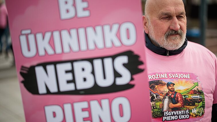 „Kai pasižiūri, sukyla nervas“: pieną daliję ūkininkai reikalauja mažinti dyzelino akcizą