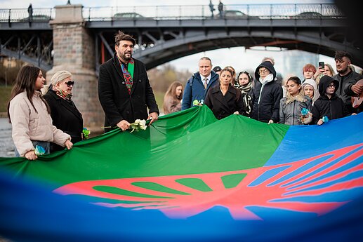 Minint Tarptautinę romų dieną, Vilniaus televizijos bokšte suplevėsavo romų vėliava