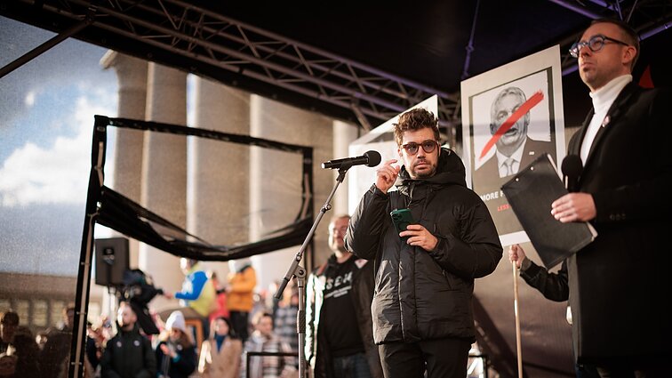 Dienos tema (su vertimu į gestų k.)