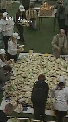 1000 batonų ir 80 kg dešros turėjo pagerinti didžiausio sumuštinio rekordą Lietuvoje