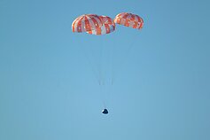 „Orion“ su „Artemis II“ įgulos nariais artėja prie Ramiojo vandenyno. „Orion“ su „Artemis II“ įgulos nariais artėja prie Ramiojo vandenyno.