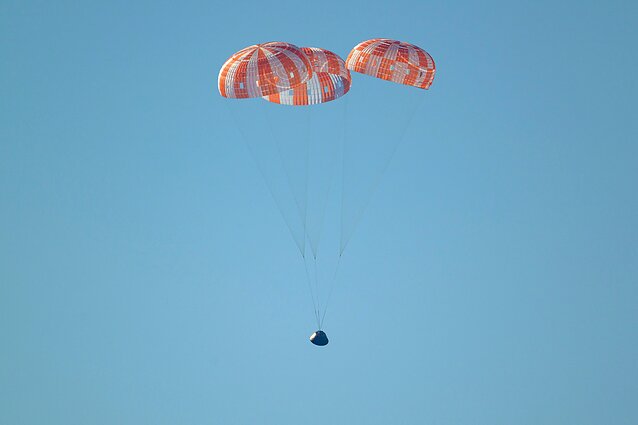 „Orion“ su „Artemis II“ įgulos nariais artėja prie Ramiojo vandenyno. „Orion“ su „Artemis II“ įgulos nariais artėja prie Ramiojo vandenyno.