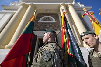 Ukmergėje Lietuvos kariuomenės 1-ajai divizijai šeštadienį įteikta kovinė vėliava ir perduoti didžiausi Sausumos pajėgų kariniai vienetai