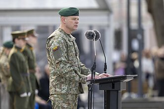 Ukmergėje Lietuvos kariuomenės 1-ajai divizijai šeštadienį įteikta kovinė vėliava ir perduoti didžiausi Sausumos pajėgų kariniai vienetai Ukmergėje Lietuvos kariuomenės 1-ajai divizijai šeštadienį įteikta kovinė vėliava ir perduoti didžiausi Sausumos pajėgų kariniai vienetai