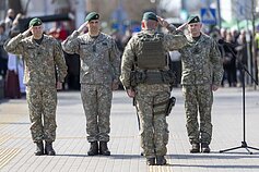 Ukmergėje Lietuvos kariuomenės 1-ajai divizijai šeštadienį įteikta kovinė vėliava ir perduoti didžiausi Sausumos pajėgų kariniai vienetai Ukmergėje Lietuvos kariuomenės 1-ajai divizijai šeštadienį įteikta kovinė vėliava ir perduoti didžiausi Sausumos pajėgų kariniai vienetai