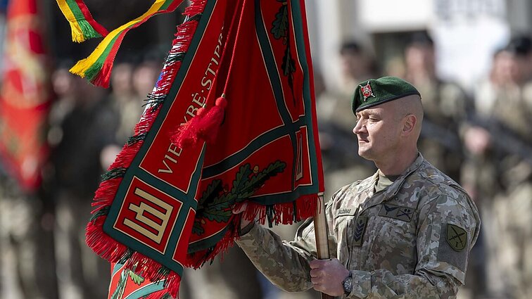 Istorinė akimirka: kuriamai divizijai įteikta vėliava, perduoti kariniai vienetai