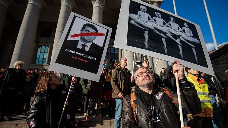 LRT pataisos: valdantieji nesitraukia, opozicija ir ekspertai mato pavojų nepriklausomumui