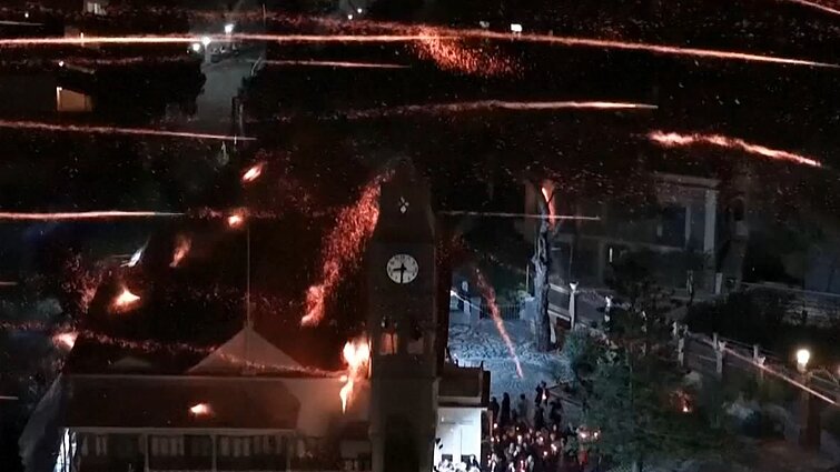 Keista Velykų tradicija: dvi parapijos raketomis bando pataikyti į viena kitos varpines