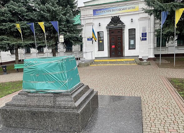 Nuo šio postamento nuėmus caro Petro l paminklą Poltavoje kilo nemažai ginčų