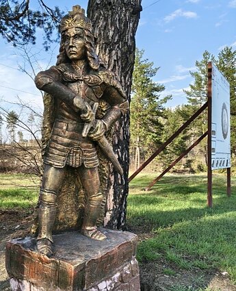 Spėjamoje Vorsklos mūšio vietoje Opišnios kaime vietos žmonės pastatė tokį paminklą LDK kunigaikščiui Vytautui 