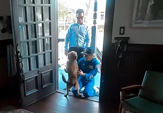 Šuo pasitinka „Artemis II“ astronautę Christiną Koch