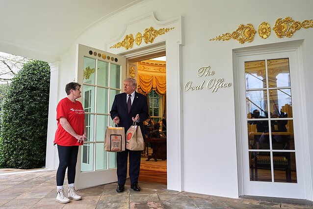 Trumpas „McDonald`s“ maistą pristačiusiai kurjerei davė 100