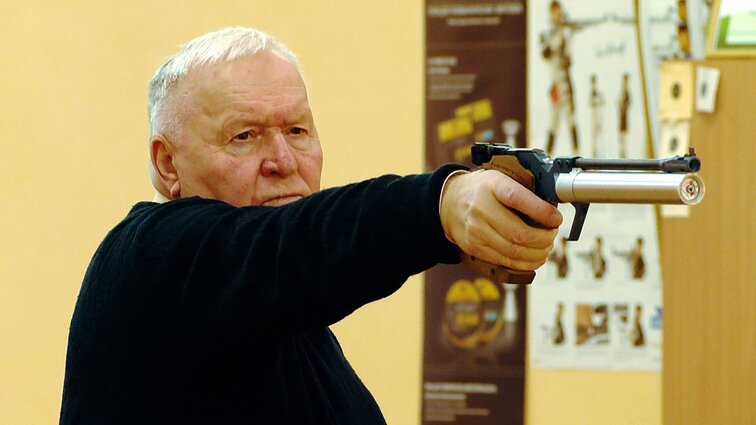 60 metų šaudykloje dirbantis 78-erių Juozas: išeiti nežadu, tik paklausiu, ar dar tinkamas