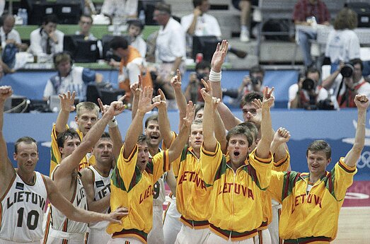 The Lithuanian national basketball team at the 1992 Olympic Games. Alvydas Pazdrazdis is the first player in yellow on the left front row