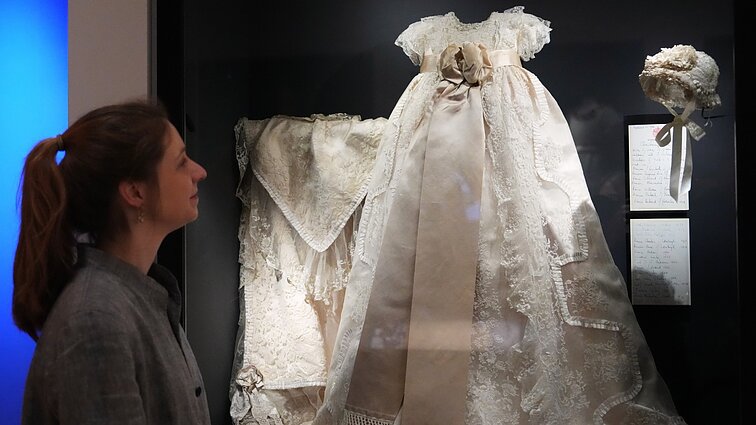 Bakingamo rūmuose atidaryta Elžbietos II drabužių paroda: „Tarsi laiko kapsulė“