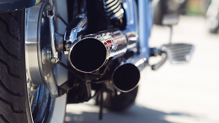 Vilniečiai jaučiasi bejėgiai kovoje su triukšmingu transportu: langai dreba, kai važiuoja