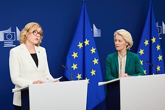 Ursula von der Leyen (dešinėje) ir Henna Virkkunen Ursula von der Leyen (dešinėje) ir Henna Virkkunen