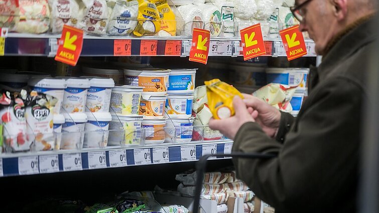 Ekonomistai įspėja: jei naftos kaina nesikeis, netrukus brangs maistas, laukia sunkmetis