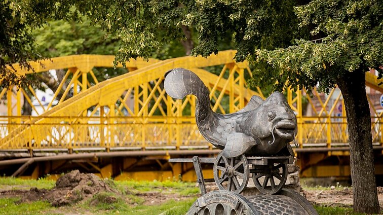 „Kitokios spalvos nenorim“: dėl Geltonojo Šilutės tilto perdažymo gyventojai žada piketus