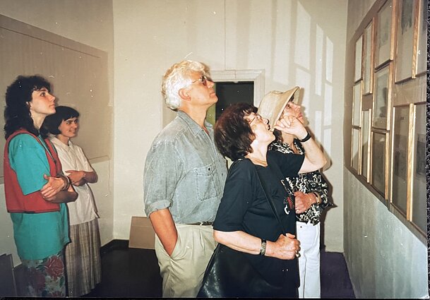 Esther Lurie parodos ruošimas. Jonas Jurašas, Aušra Marija Sluckaitė, Irena Veisaitė.1996 m. liepos 30 d. 