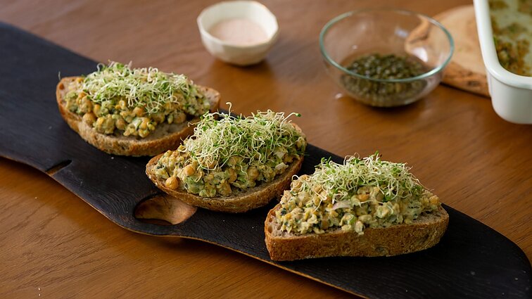 Šefė pasidalijo avinžirnių salotų receptu: vietoje majonezo – ypatingas anakardžių padažas