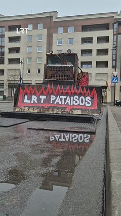 Prie Seimo – buldozeris, protesto dėl LRT pataisų simbolis