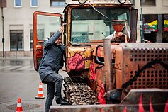 „Šalin rankas“ organizatoriai prie Seimo atgabeno simbolinį LRT pataisų buldozerį