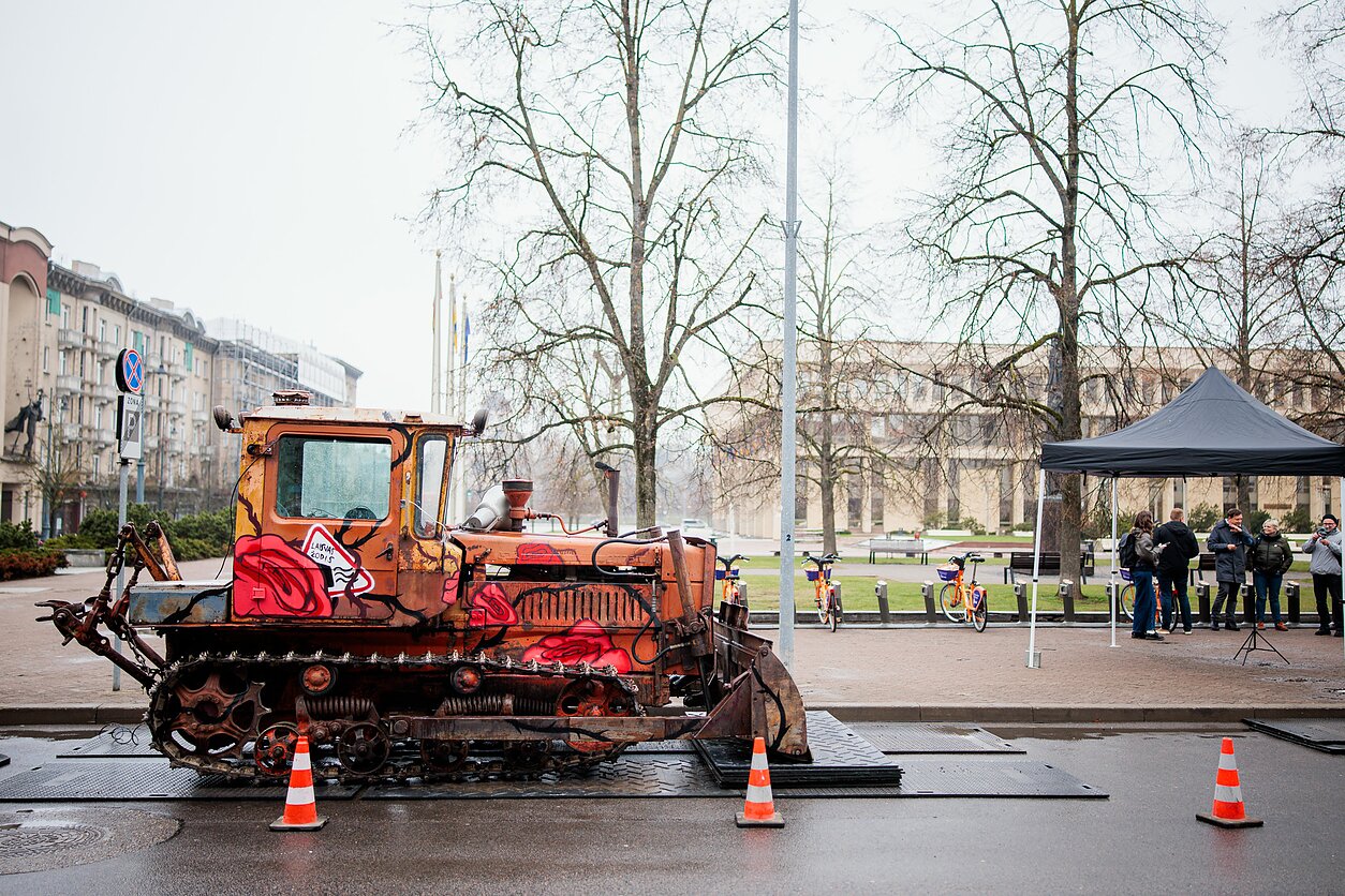 „Šalin rankas“ organizatoriai prie Seimo atgabeno simbolinį LRT pataisų buldozerį