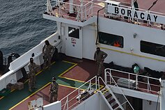 Żołnierze stoją na tankowcu „Boracay”, który, jak się podejrzewa, należy do rosyjskiej floty cieni