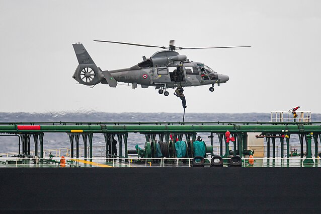 Helikopter francuskiej marynarki wojennej ląduje na tankowcu na Morzu Śródziemnym, podejrzanym o przynależność do rosyjskiej marynarki cieniowej