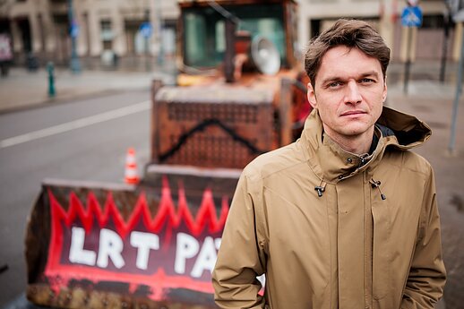 „Šalin rankas“ organizatoriai prie Seimo atgabeno simbolinį LRT pataisų buldozerį