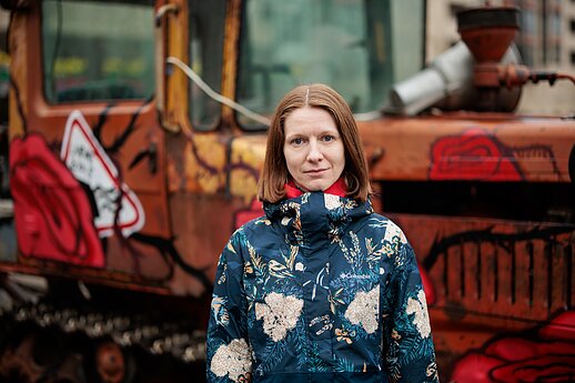 „Šalin rankas“ organizatoriai prie Seimo atgabeno simbolinį LRT pataisų buldozerį