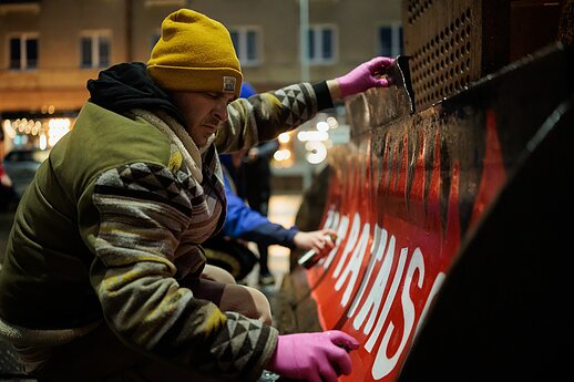 „Šalin rankas“ organizatoriai prie Seimo atgabeno simbolinį LRT pataisų buldozerį
