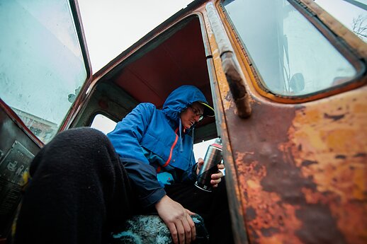 „Šalin rankas“ organizatoriai prie Seimo atgabeno simbolinį LRT pataisų buldozerį