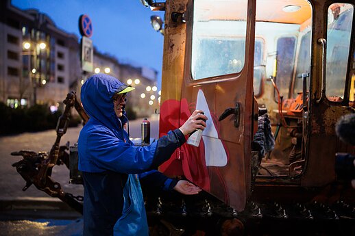 „Šalin rankas“ organizatoriai prie Seimo atgabeno simbolinį LRT pataisų buldozerį