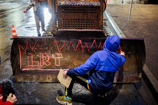 „Šalin rankas“ organizatoriai prie Seimo atgabeno simbolinį LRT pataisų buldozerį