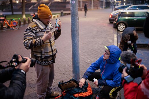 „Šalin rankas“ organizatoriai prie Seimo atgabeno simbolinį LRT pataisų buldozerį