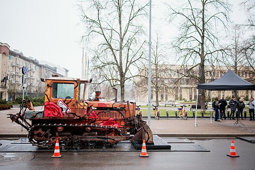 „Šalin rankas“ organizatoriai prie Seimo atgabeno simbolinį LRT pataisų buldozerį
